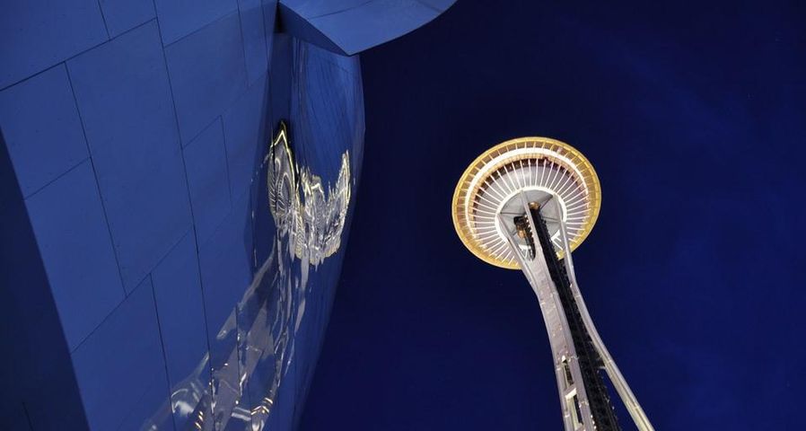 Die Space Needle („Weltraumnadel“) und ihre Reflektion auf der Oberfläche des EMP-Museums in Seattle, Washington