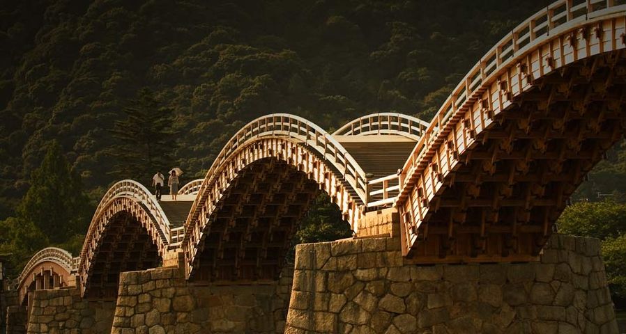 Die hölzerne Kintai-Brücke über den Fluss Nishiki in Iwakuni, Japan – Robert Essel/Photolibrary ©