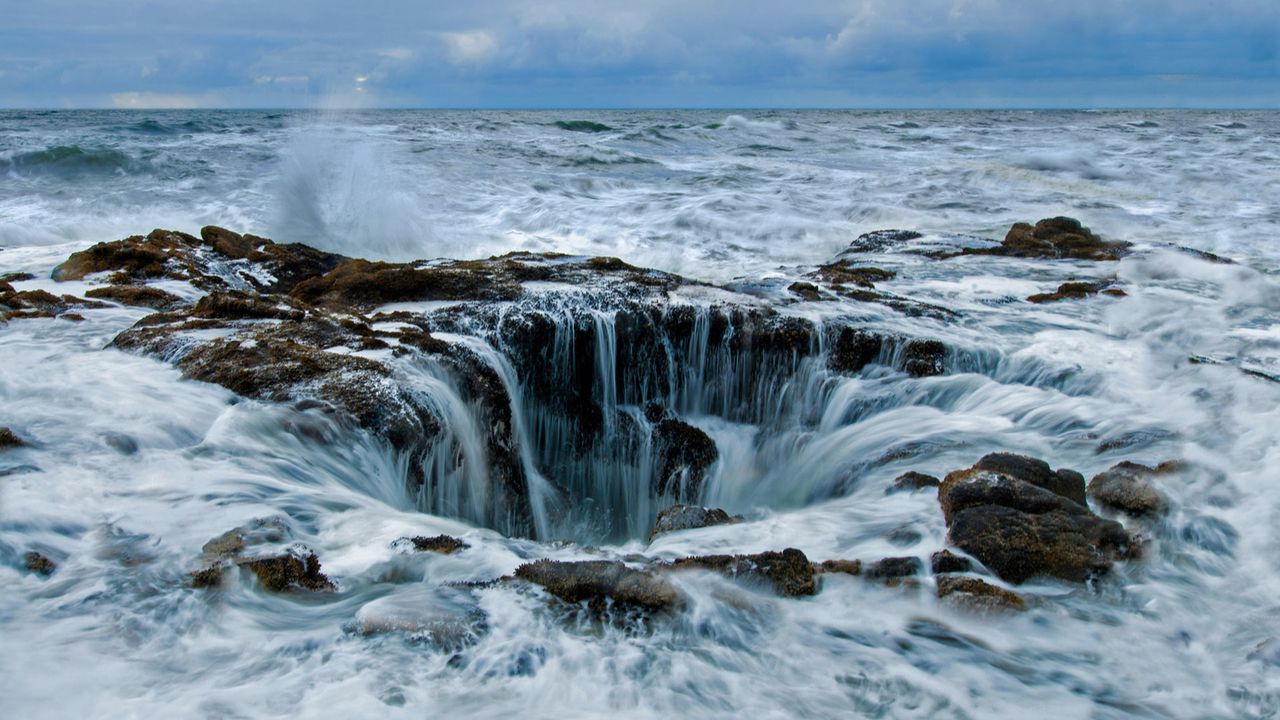 俄勒冈海岸佩蓓角的雷神之井，美国