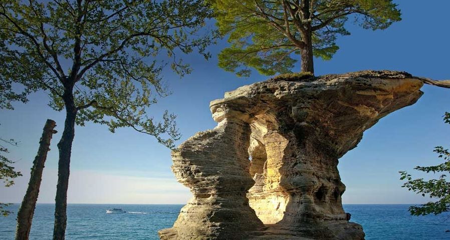 Der Chapel Rock im Naturschutzgebiet Pictured Rocks National Lakeshore, Michigan – Heeb Photos / eStock Photo ©