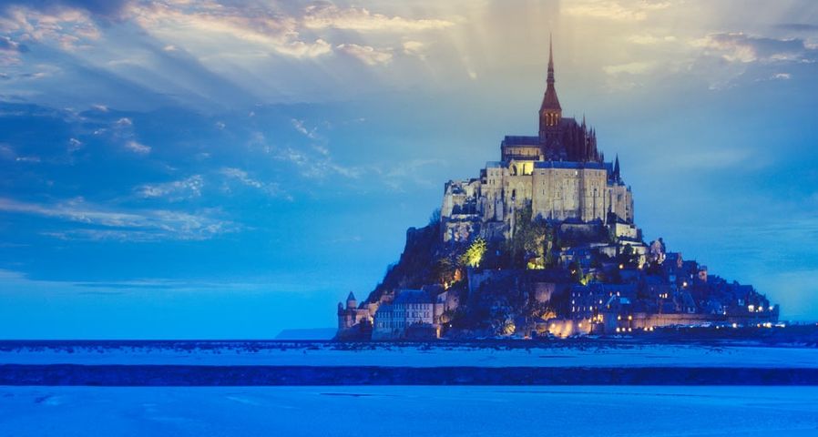 Der Ort Saint-Mont-Michel thront auf einer Felseninsel in der Normandie, Frankreich – Harald Sund/Getty Images ©