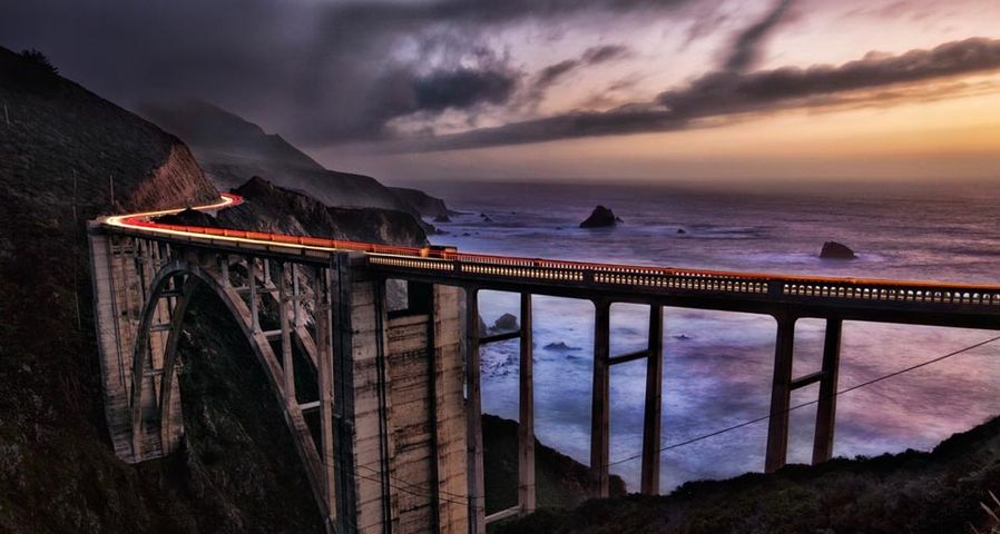 Die Bixby Bridge – hier bei Sonnenuntergang – liegt im Küstenabschnitt Big Sur, Kalifornien – Scott Stulberg/Corbis ©