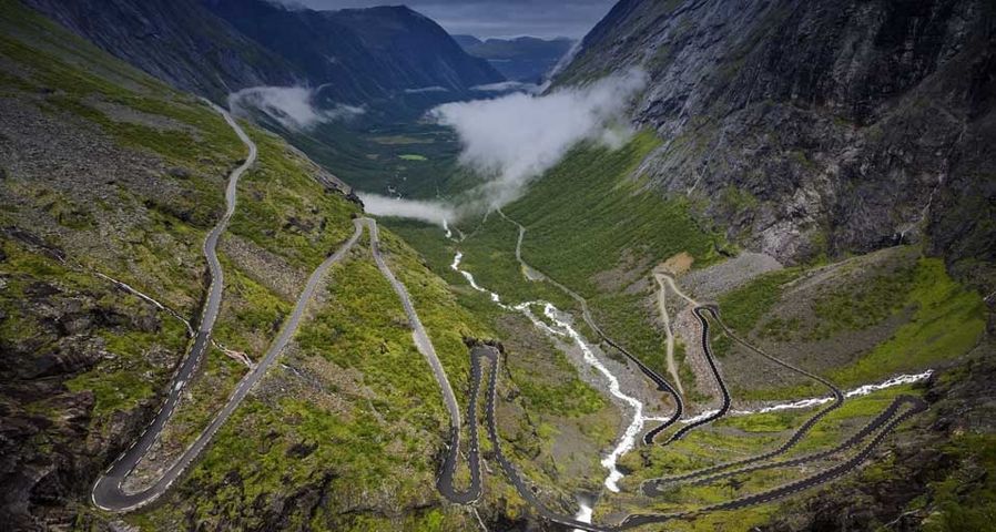 Der Trollstigen ist eine Passstraße mit elf Haarnadelkurven in Norwegen – Rainer Mirau/Mauritius/Photolibrary ©
