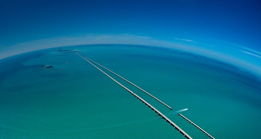 Die Sieben-Meilen-Brücke verbindet einzelne Inseln der Florida Keys – Hiroyuki Matsumoto/Corbis ©