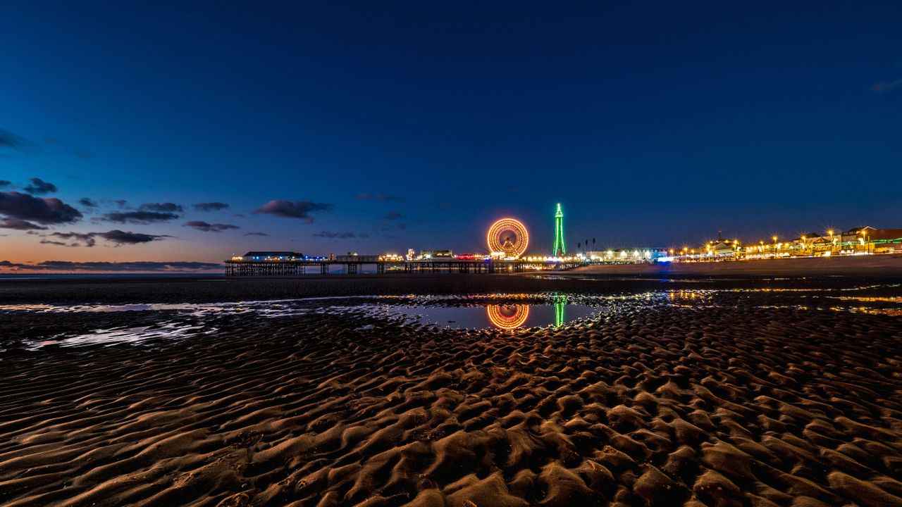 布莱克浦塔和中央码头，英国兰开夏郡