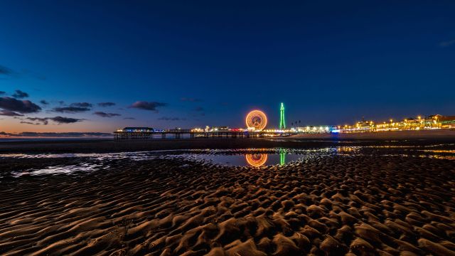 布莱克浦塔和中央码头，英国兰开夏郡
