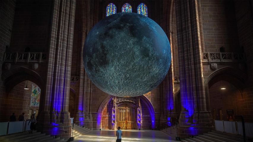 „Museum of the Moon“, Installation des Künstlers Luke Jerram in der Liverpool Cathedral, England