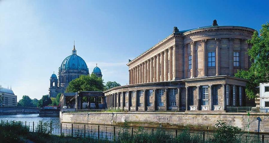 Deutschland, Berlin Mitte, Museumsinsel an der Spree, Alte Nationalgalerie und Berliner Dom