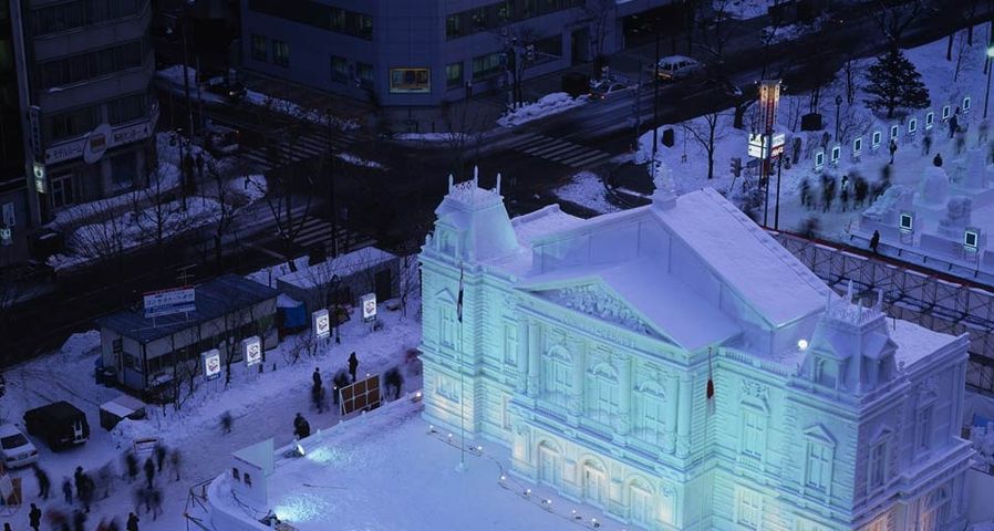 Ein Haus aus Schnee in Sapporo beim alljährlichen Schneefestival, Japan – JTB Photo/Photolibrary ©