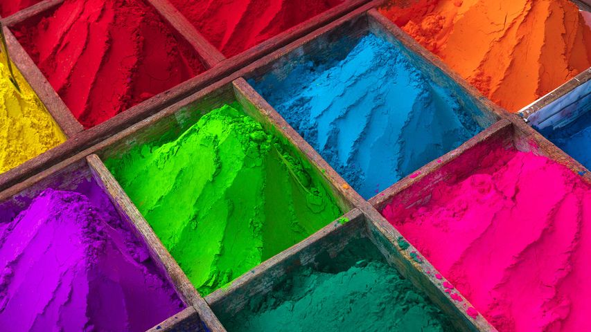 Farbpulver für das Holi-Fest auf einem Markt