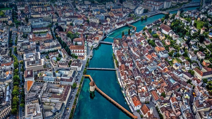 Luftbildaufnahme der Kapellbrücke über die Reuss, Luzern, Schweiz