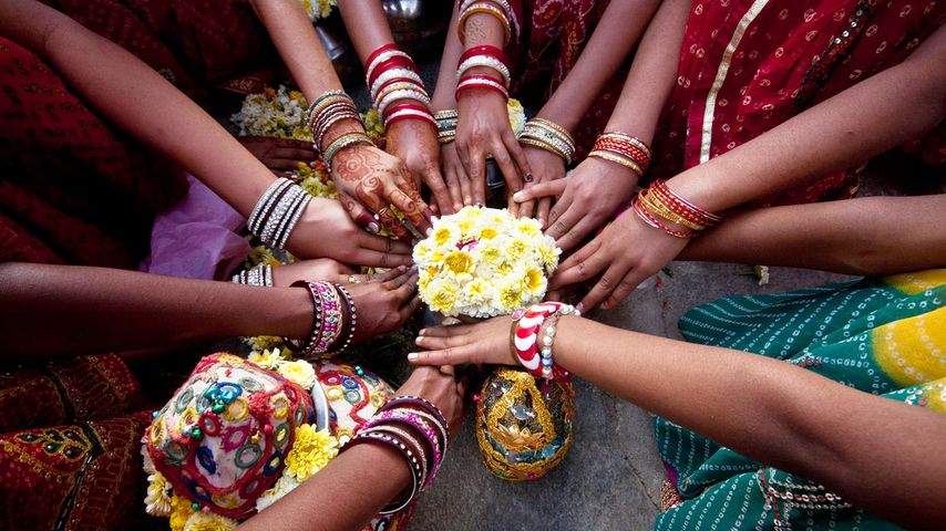 Indische Frauen beim gemeinsamen Gebet