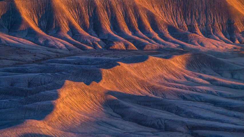 Sandsteinformationen in den Badlands bei Caineville, Utah, USA