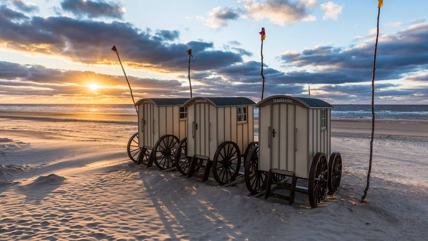 Umkleidewagen am Strand bei Sonnenuntergang auf der Insel Norderney, Ostfriesland, Niedersachsen