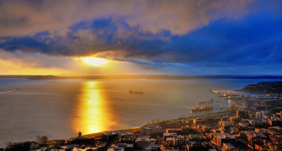 Ausblick von der Space Needle auf den Sonnenuntergang in der Bucht von Elliott, Seattle – Mohammed Kamel ©