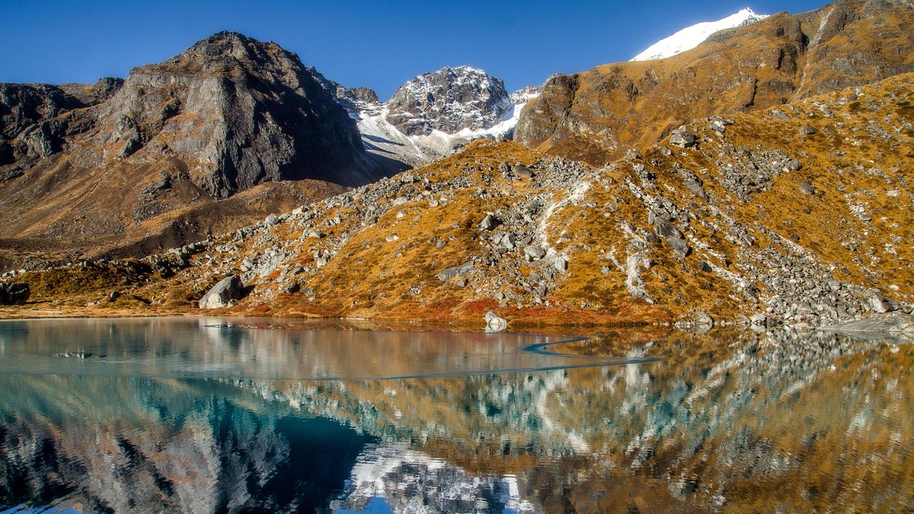 群山环绕的湖岸