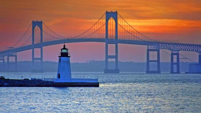 Claiborne Pell Newport Bridge und Newport Harbor Light in Newport, Rhode Island, USA