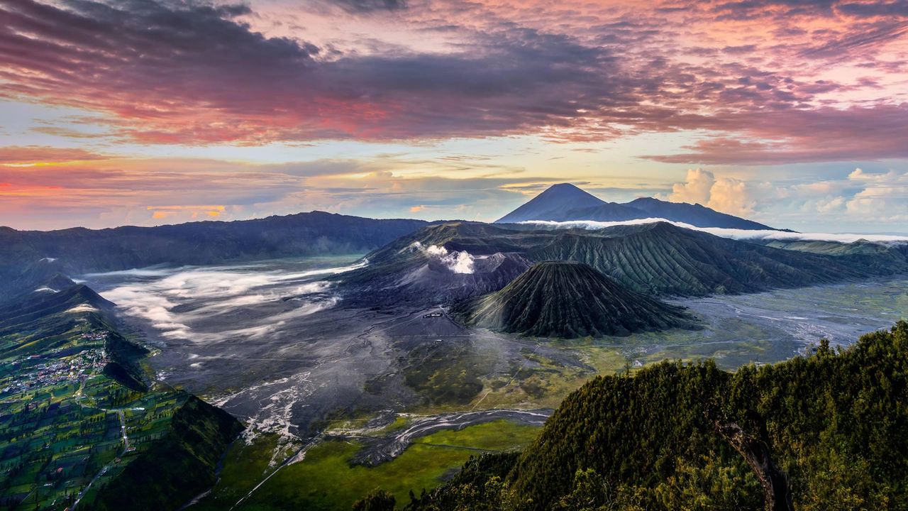 浓烟滚滚的布罗莫火山，印度尼西亚爪哇岛东部 