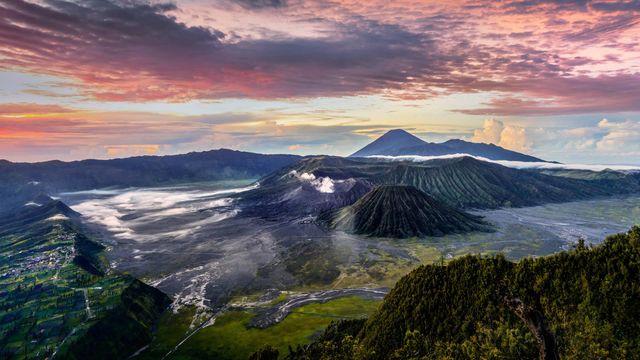 浓烟滚滚的布罗莫火山，印度尼西亚爪哇岛东部 
