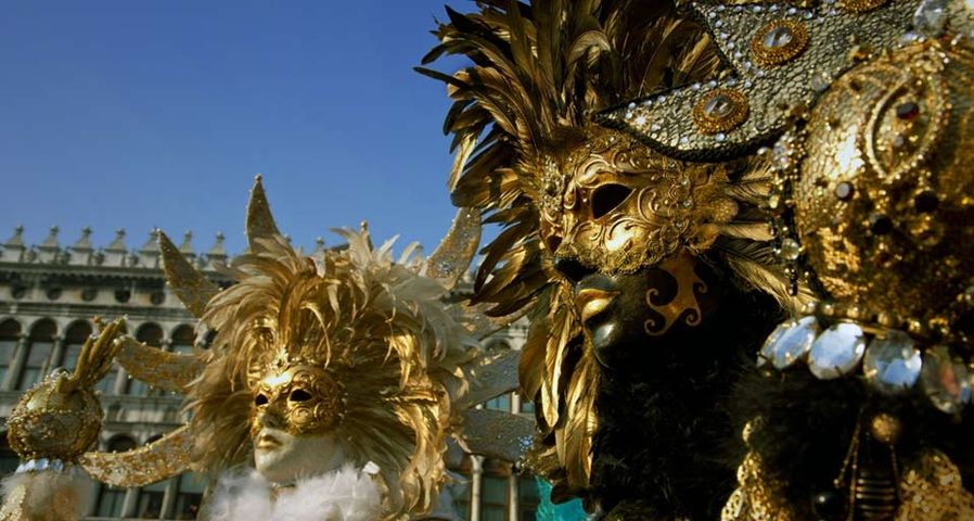 Zwei maskierte Personen beim Karneval in Venedig, Italien – Matthias Tunger/age fotostock ©