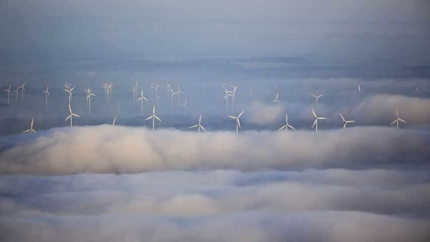 Windkrafträder umgeben von Wolken, Marsberg, Sauerland, Nordrhein-Westfalen, Deutschland 