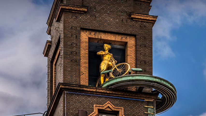 Vejrpigerne (Wettermädchen), Statue auf dem Dach des Richshuset, Rådhusplads, Kopenhagen, Dänemark