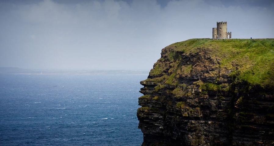 Der O'Brien's Tower thront auf den Cliffs of Moher, Irland – Ryan Donnell / Aurora Photos ©