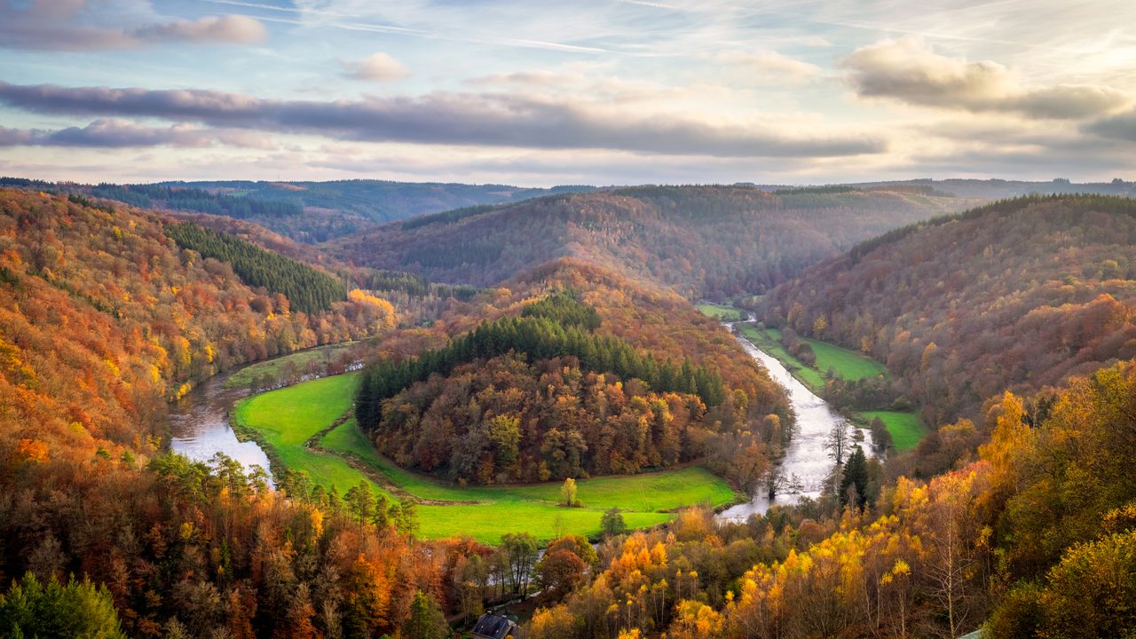 Tombeau du Géant im Herbst, Bouillon, Belgien