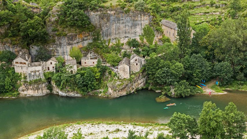 Das Dorf Castelbouc in der Gorges du Tarn am Ufer des Tarn, Frankreich