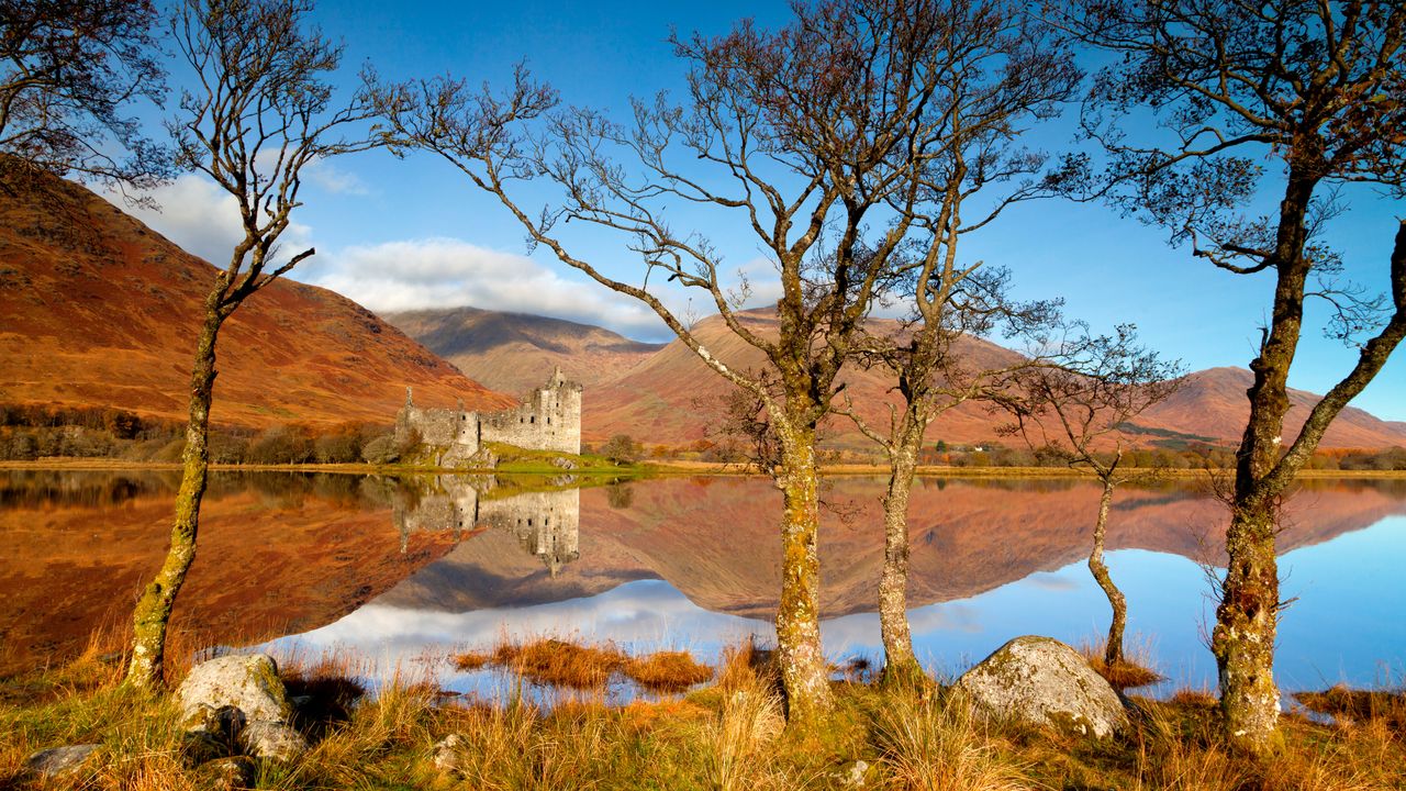 Kilchurn Castle spiegelt sich im Loch Awe, Argyll und Bute, Schottland
