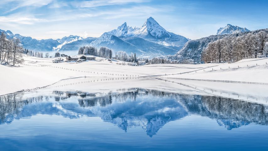 Berge, die sich in einem kristallklaren Bergsee spiegeln, Alpen Deutschland