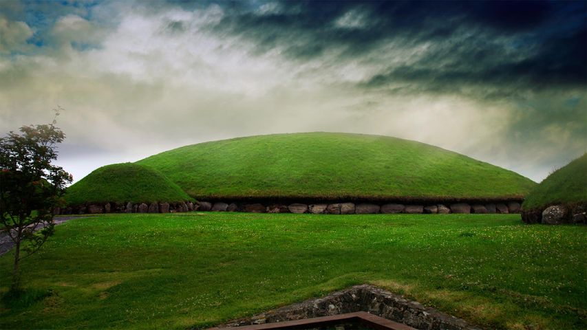 Knowth-Hügelgrabanlage, Boyne Valley, Irland. Anlässlich des St. Patrick’s Day