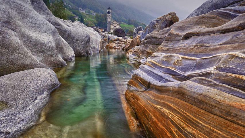 Felsen in einem Flussbett nahe der Ortschaft Lavertezzo im Verzascatal in der Schweiz