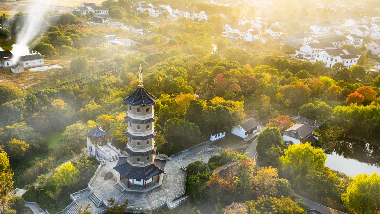 在处暑时节的村庄田野与寺庙佛塔，江阴市，江苏省，中国