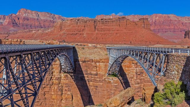 大理石峡谷中横跨科罗拉多河的纳瓦霍桥,美国亚利桑那州北部