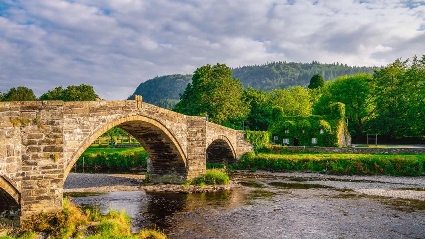 Die Steinbogenbrücke Pont Fawr in Llanrwst, Wales, Vereinigtes Königreich
