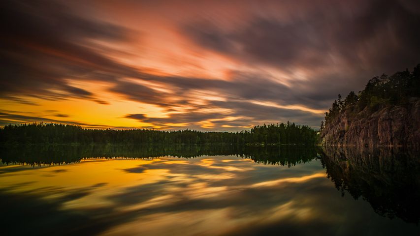 Mittsommer-Licht an einem See in der Nähe von Örebro, Schweden