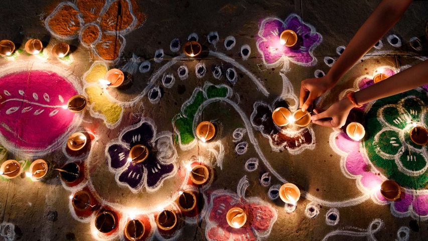 Öllampen auf einer Rangoli-Dekoration während des Diwali-Lichterfests