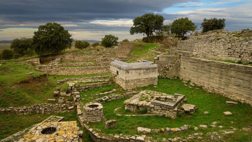 Heiligtumsmauern und Brunnen von Troja VI in der archäologischen Fundstätte bei Hisarlık, Türkei
