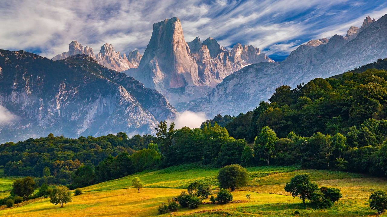 欧罗巴山国家公园中的Naranjo de Bulnes峰，西班牙阿斯图里亚斯