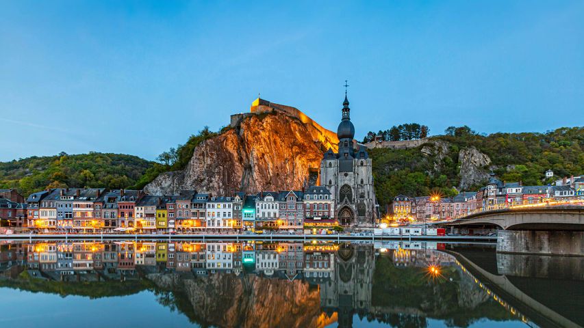 Die Stadt Dinant und die Maas in Namur, Belgien