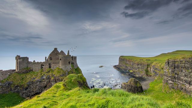 残破海崖城堡，邓卢斯城堡，北爱尔兰，英国