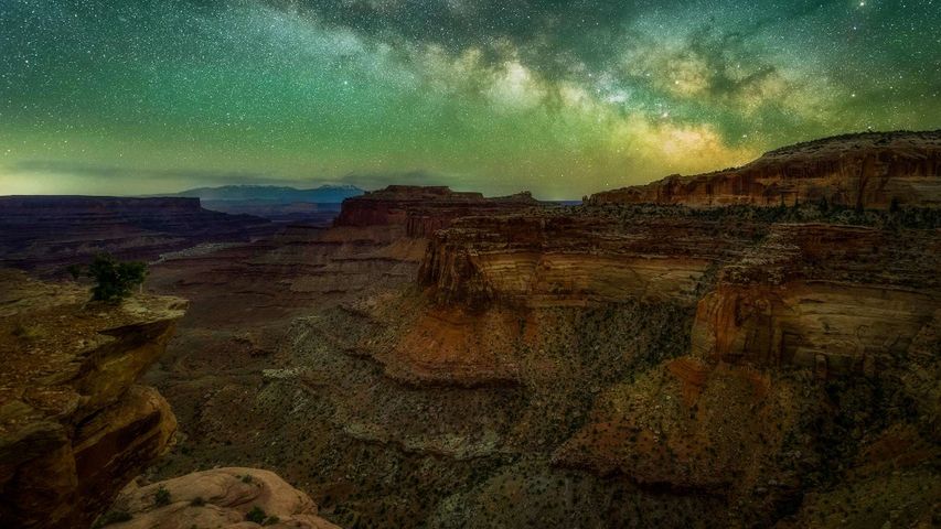 Die Milchstraße über dem Canyonlands-Nationalpark in Utah, USA