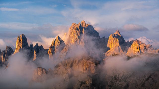 金黄雾中尖峰，Cadini di Misurina，多洛米蒂山脉，南蒂罗尔，意大利