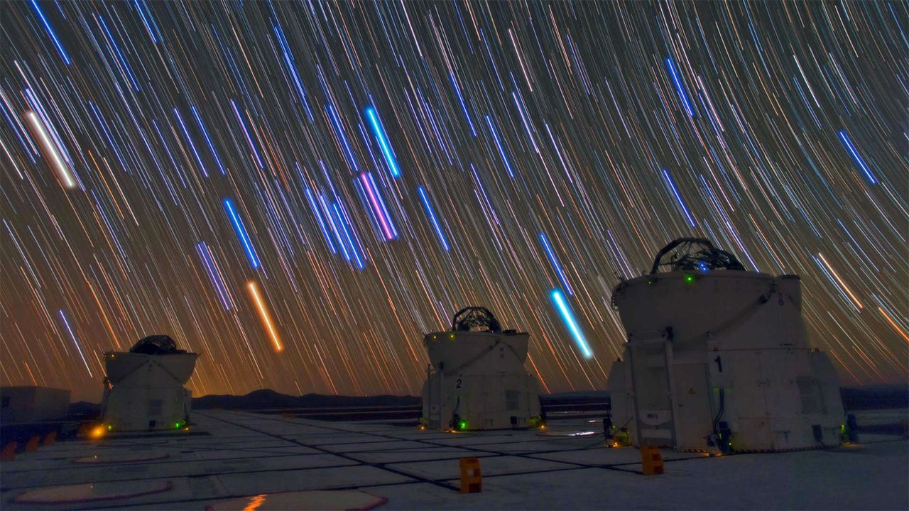 帕瑞纳天文台的望远镜和星迹，智利阿塔卡马沙漠