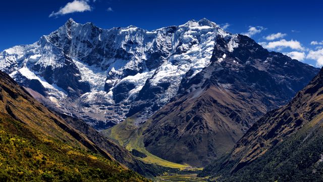 一座突出的山峰