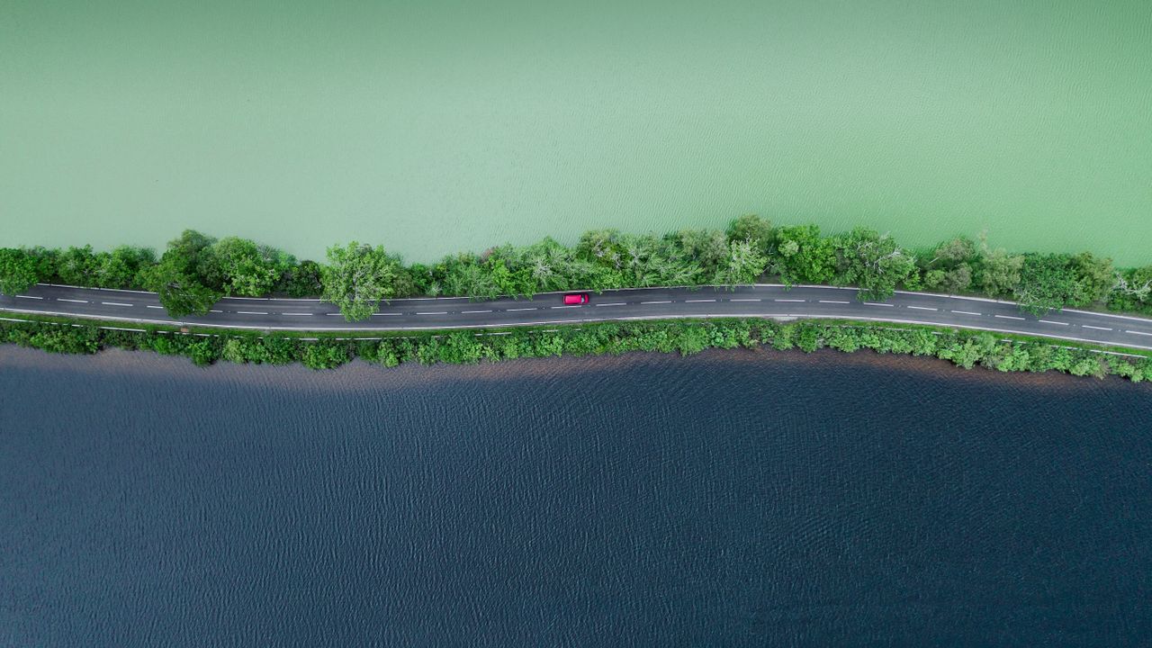 分隔两个湖泊的公路，苏格兰高地