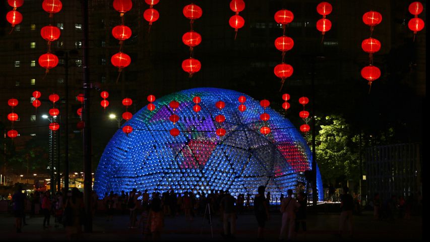 „Rising Moon“-Laterne beim Mondfest in Hongkongs Victoria Park