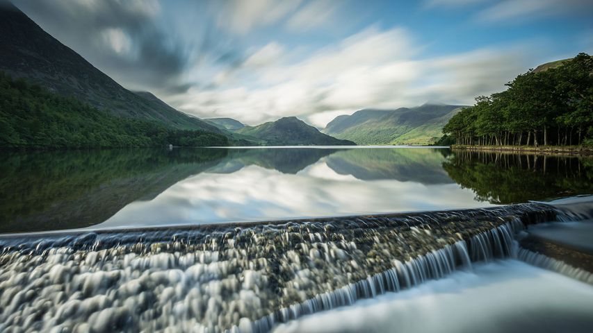 Spiegelungen am Crummock Water im Lake District, Cumbria, England