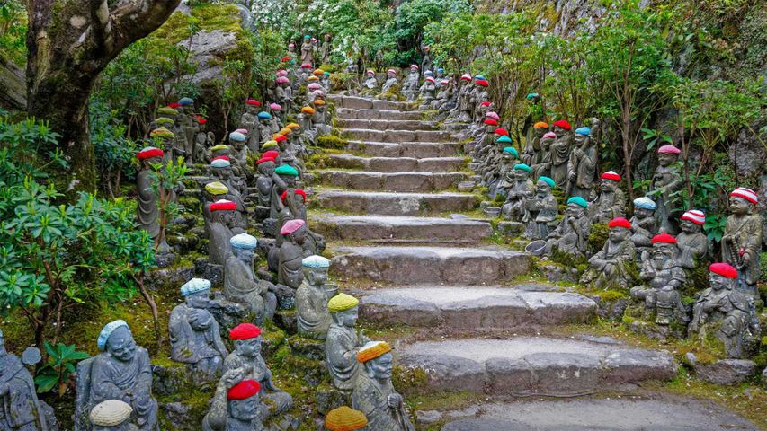 Kleine Rakan-Statuen entlang des Pfades zum Tempel Daisho-in, Miyajima, Japan